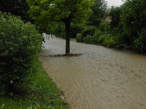 eine strasse wird zum Bach